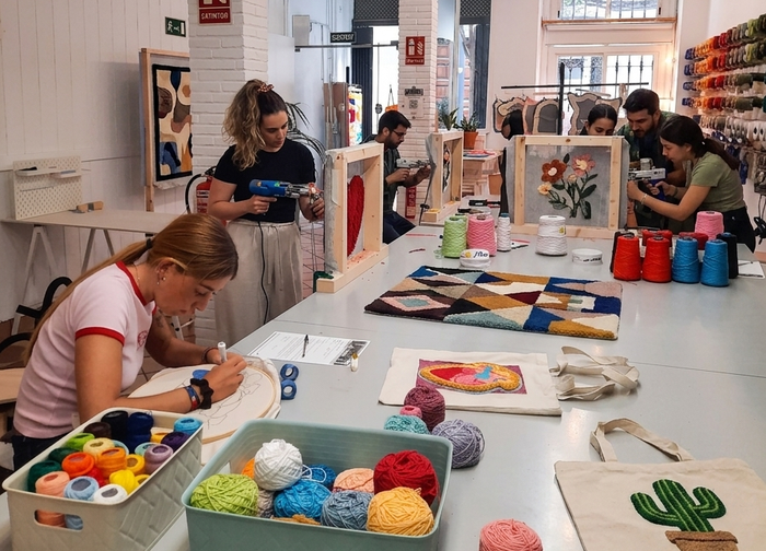 Grupo de alumnas practicando técnica textil en el taller mensual Borla de Borrissol, Mataró