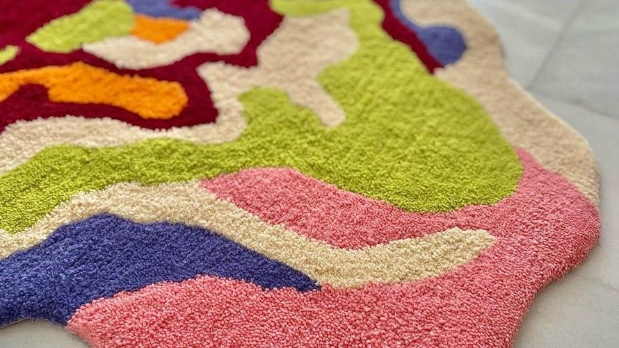 Alfombra tufting de formas orgánicas en colores vivos — rojo, verde, rosa y azul — creada en el taller Borrissol, Mataró, Barcelona