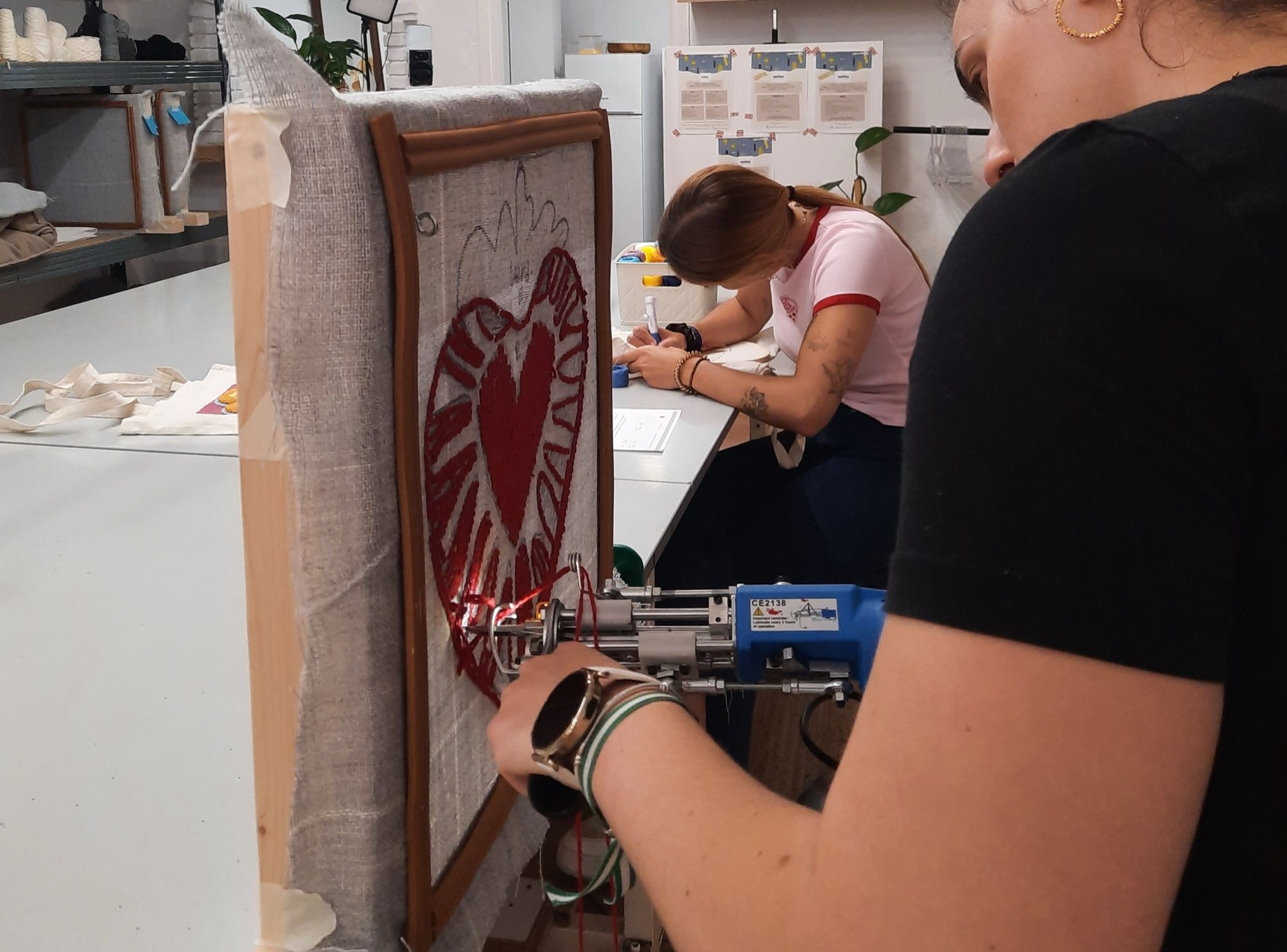 Persona trabajando con pistola de tufting en el taller Borrissol, Mataró