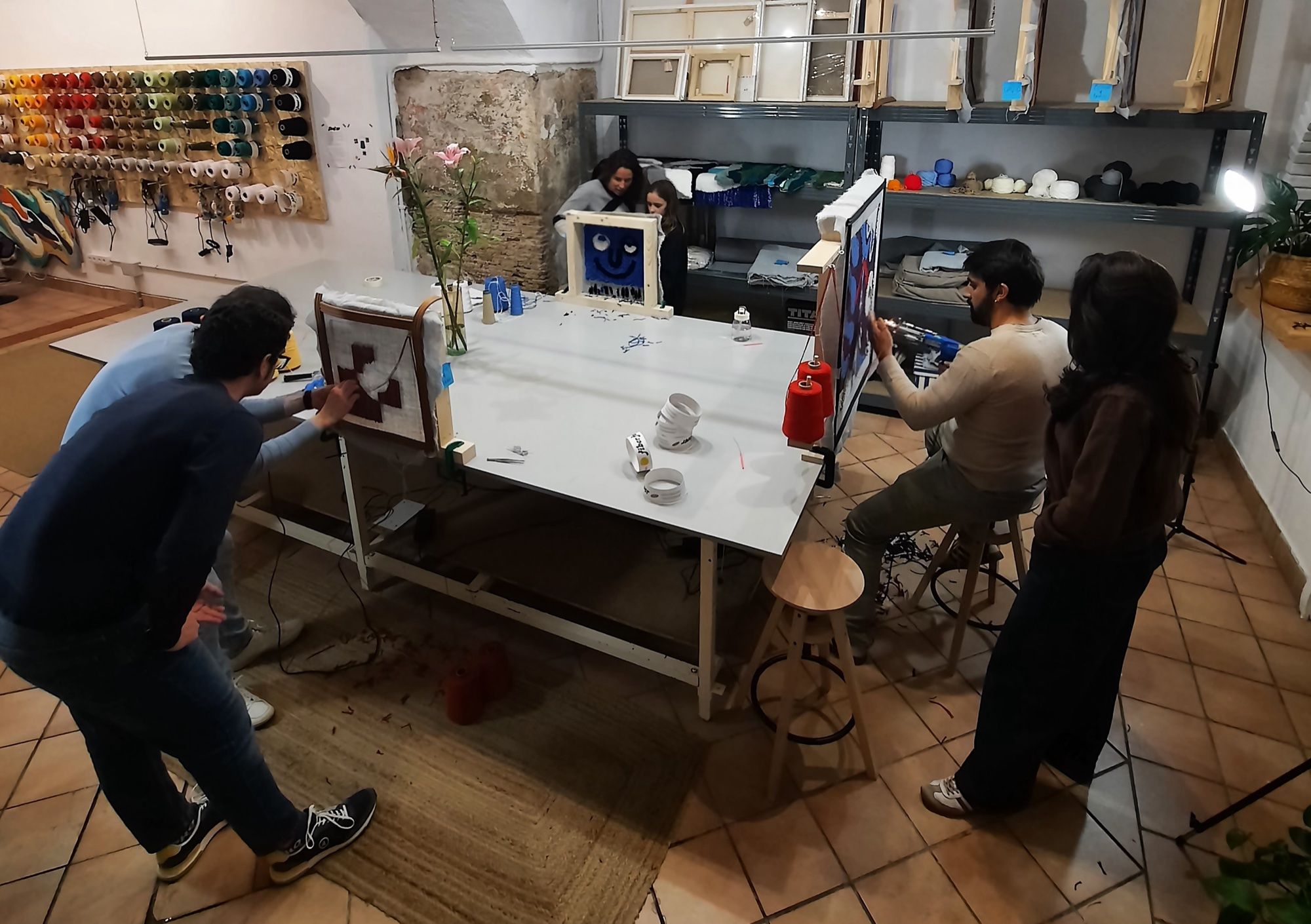 Grupo de amigas creando tapices en un taller de tufting Pelussetes en Borrissol, Mataró