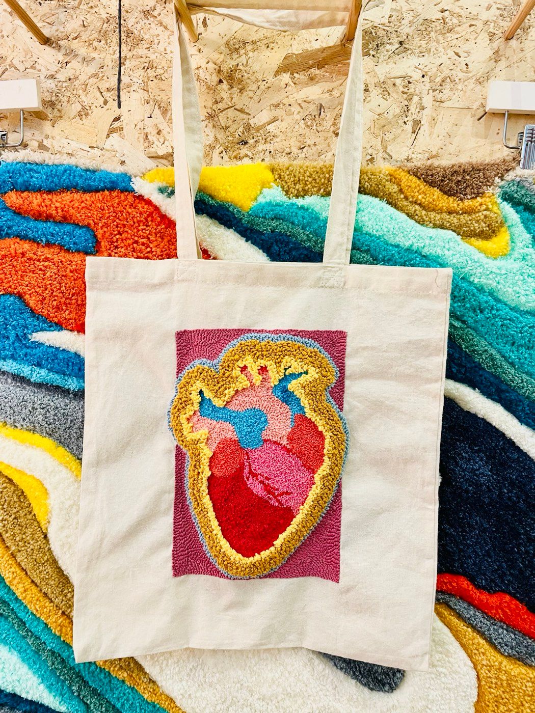 Tote bag bordada con la técnica de punch needle en Borrissol, Mataró