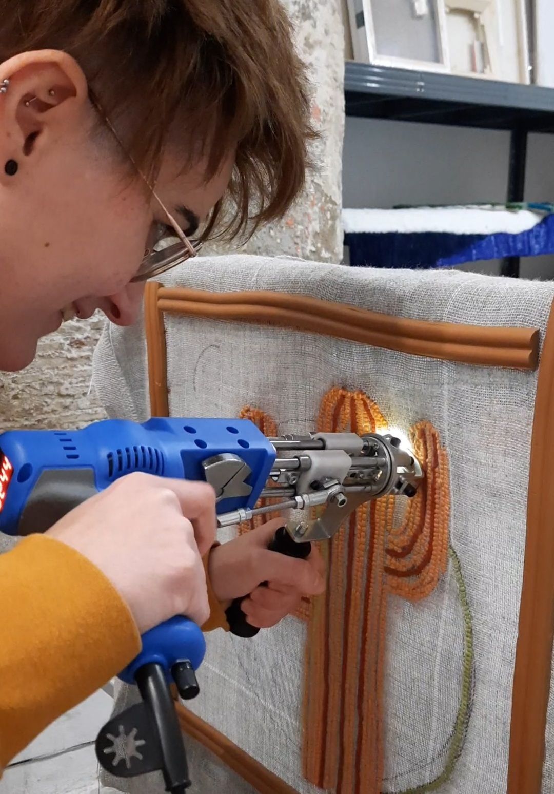 Alumna usando pistola de tufting en taller individual en Borrissol Espai Creatiu, Mataró