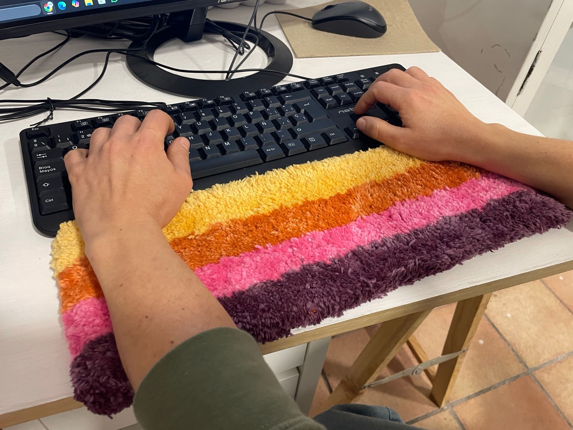 Reposamuñecas hecho con tufting para el taller Especial Team Building en Borrissol